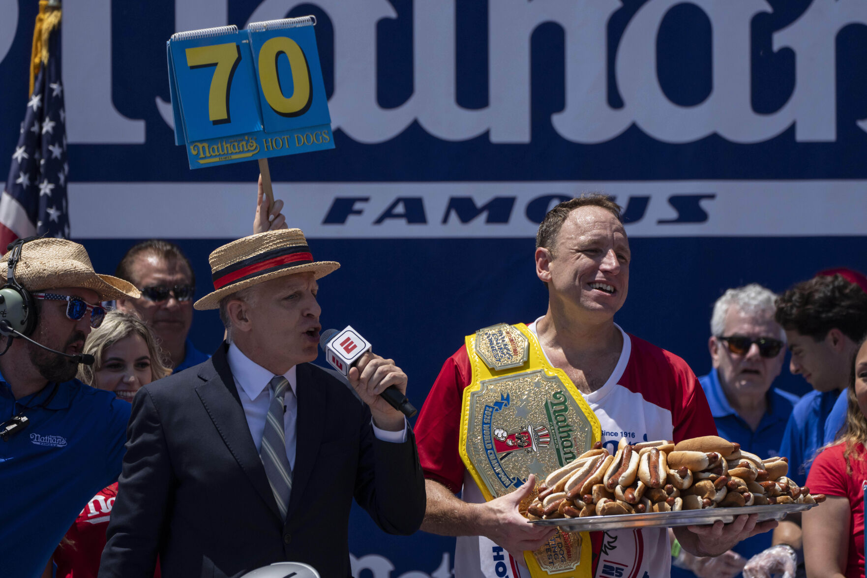 Joey Chestnut reclaims hot dog title; ÃÛèÖÖ±²¥'s Michelle Lesco takes 2nd